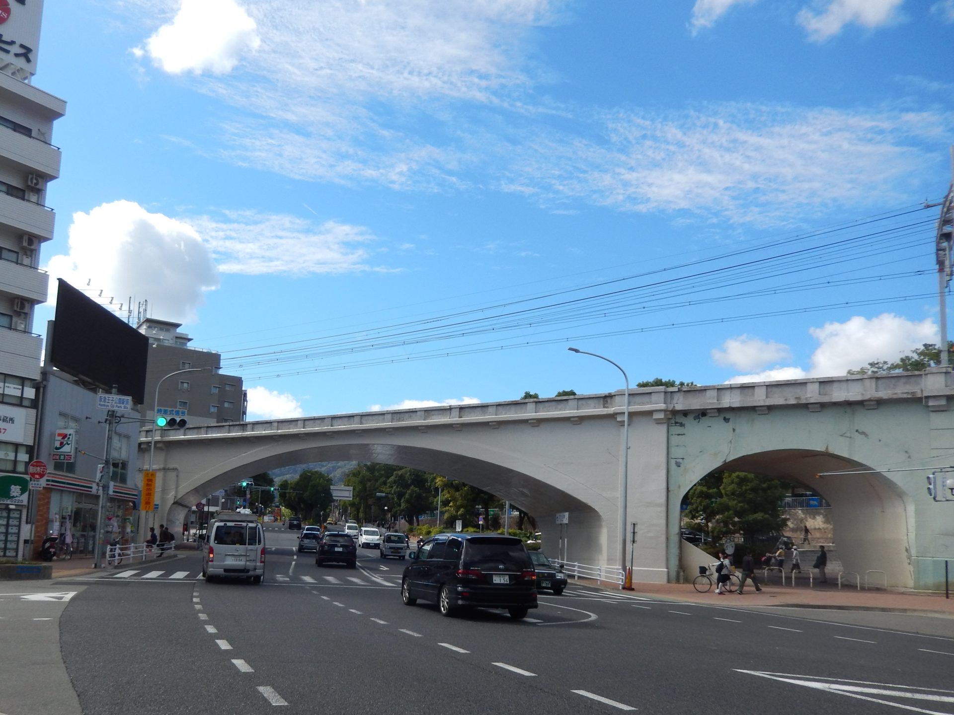 王子公園駅の西で山手幹線を越える原田拱橋(L=65.5m)