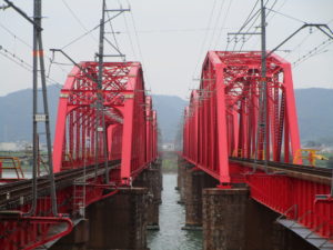 時代の異なる2つの鋼トラス橋が並ぶ南海本線紀ノ川橋梁