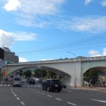 王子公園駅の西で山手幹線を越える原田拱橋(L=65.5m)